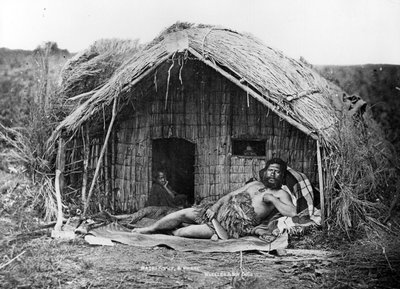 Capo Maori e Whare, c.1863-80 da New Zealand Photographer